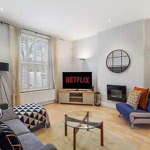 Pristine Stylish Townhouse On The Stray! - Sleeps 9 Harrogate